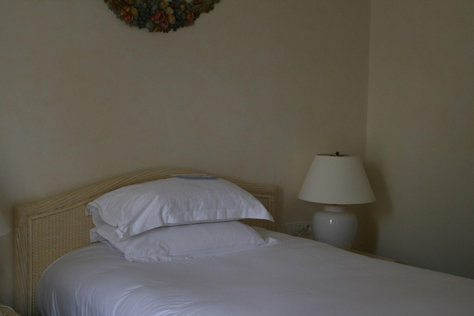 Vichy Célestins Spa Hôtel Exterior foto A bed with a pillow