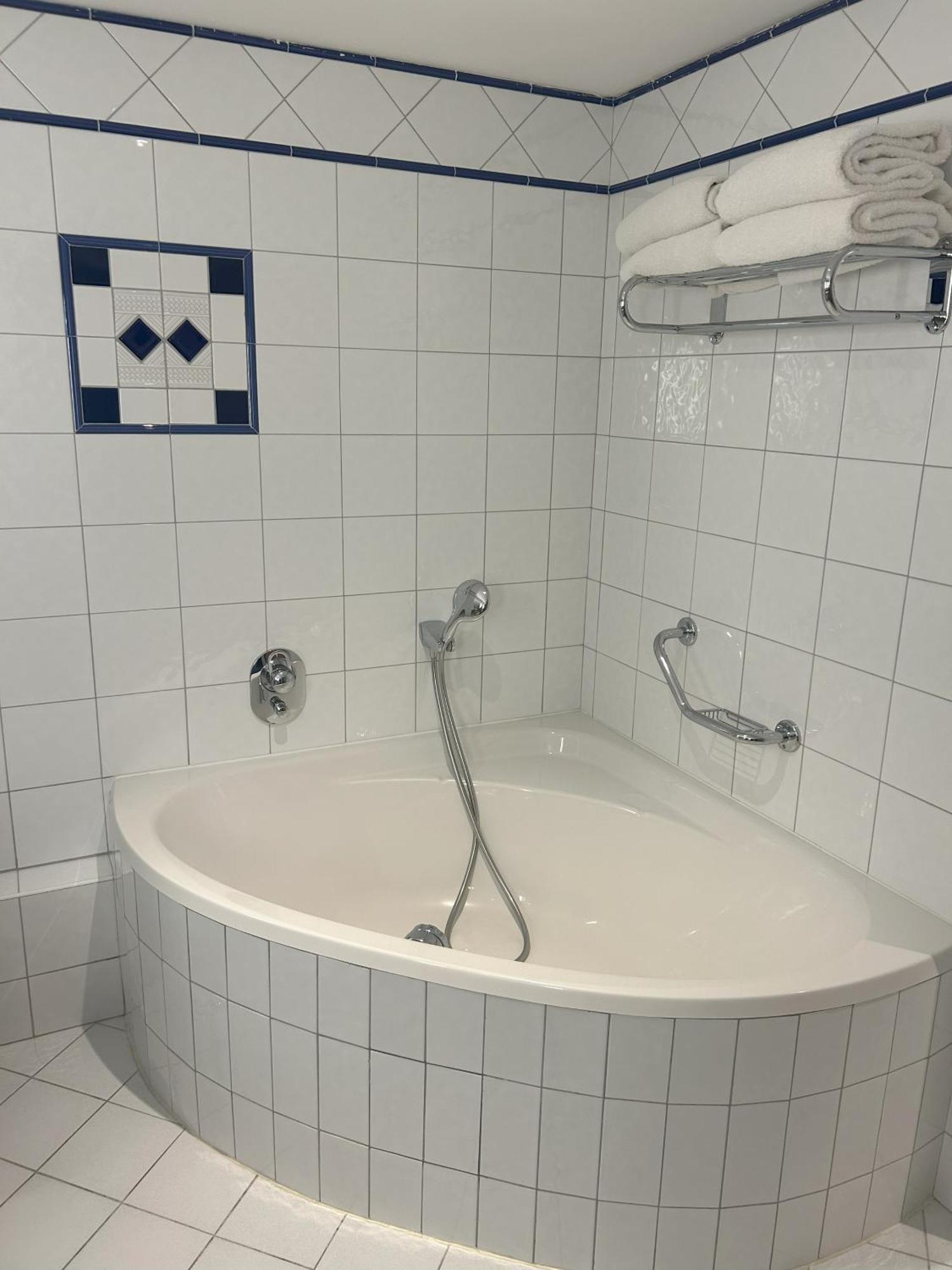 Vichy Célestins Spa Hôtel Exterior foto A bathtub with a shower attachment