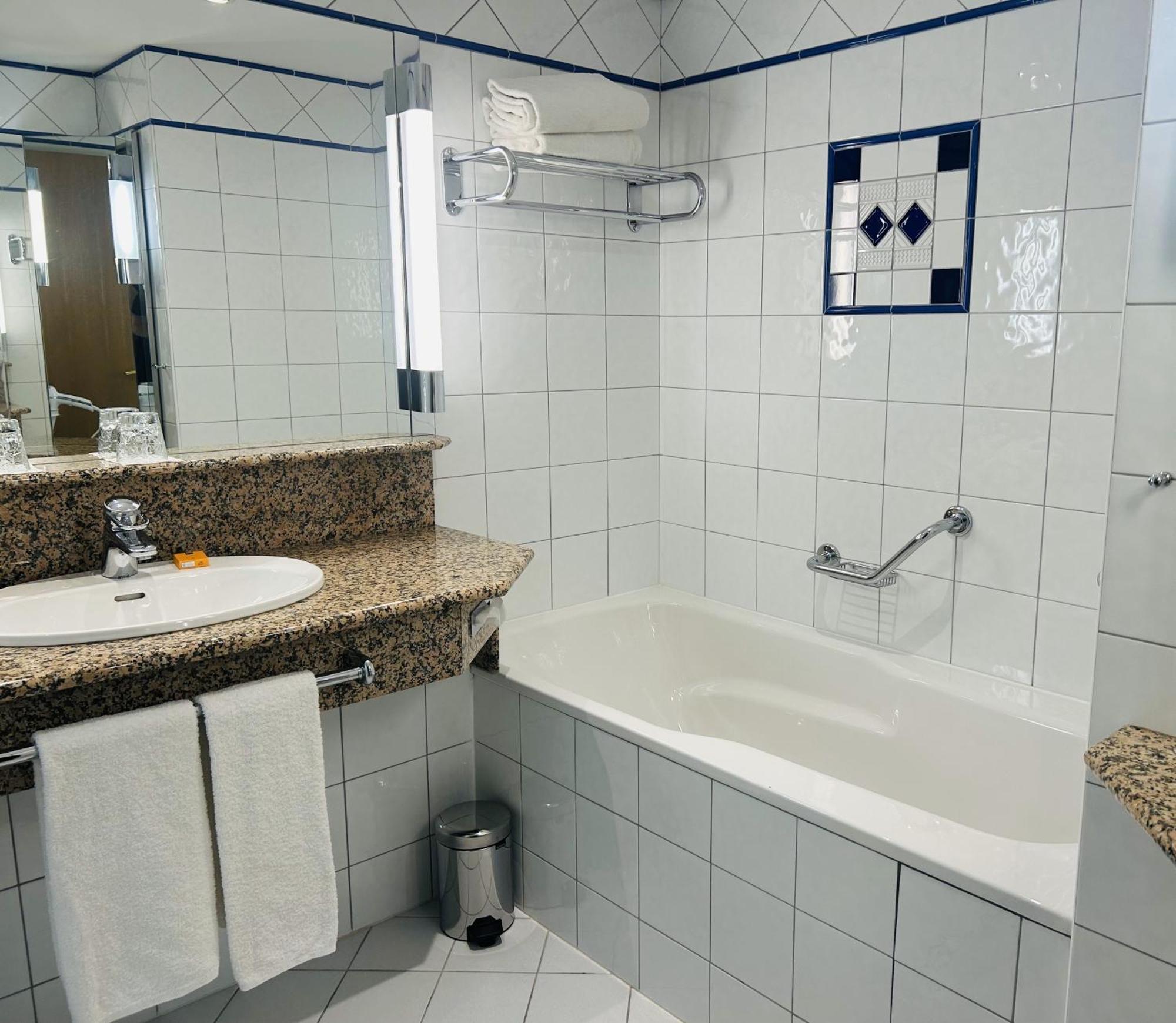 Vichy Célestins Spa Hôtel Exterior foto Bathroom with bathtub