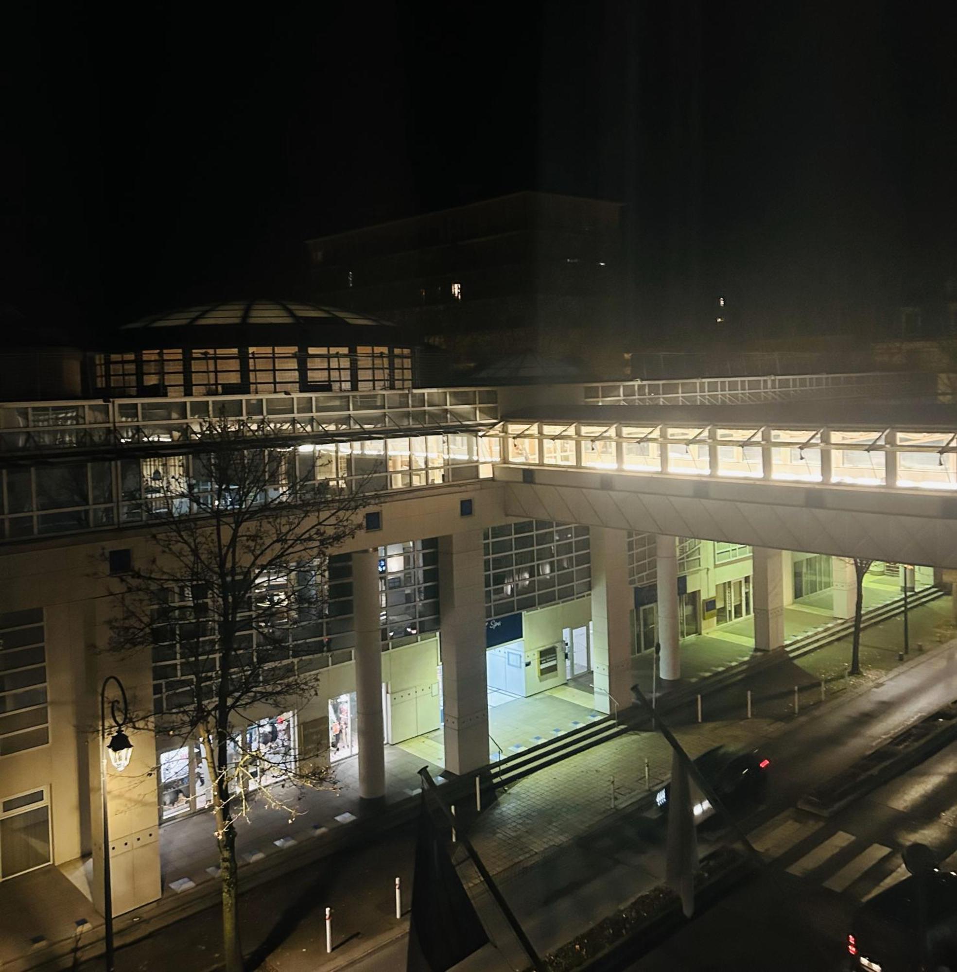 Vichy Célestins Spa Hôtel Exterior foto The station at night