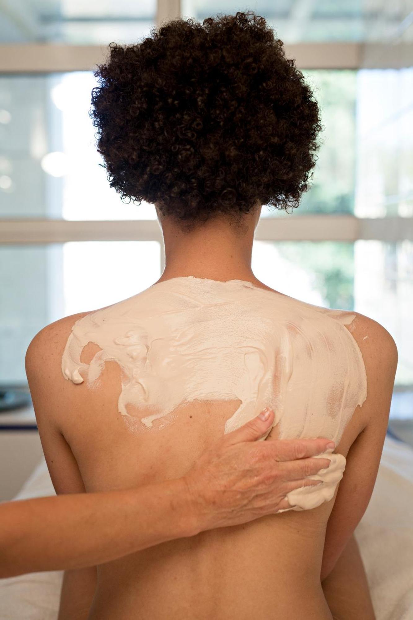 Vichy Célestins Spa Hôtel Exterior foto A woman applying a body mask