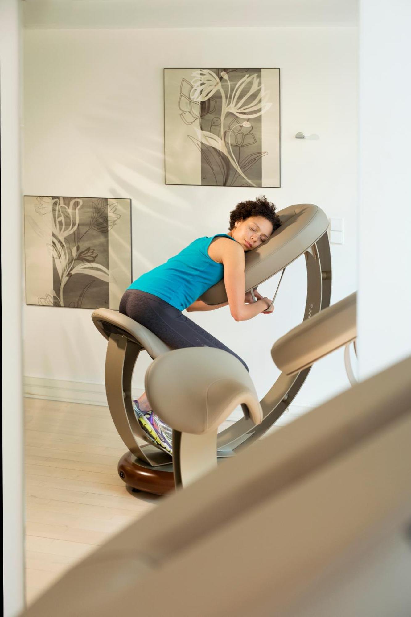 Vichy Célestins Spa Hôtel Exterior foto A woman sleeping on a ball chair