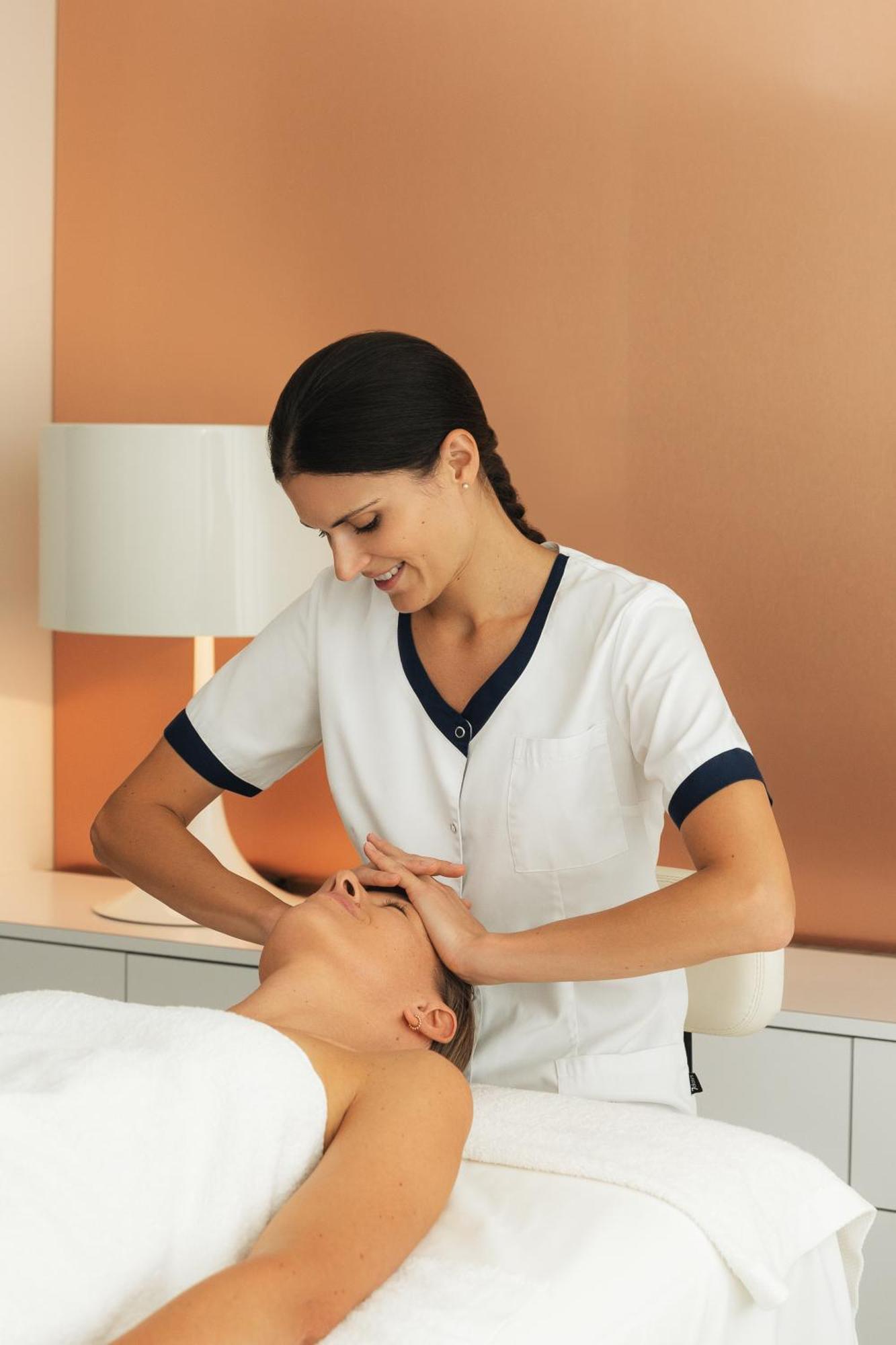 Vichy Célestins Spa Hôtel Exterior foto A spa employee giving a facial treatment