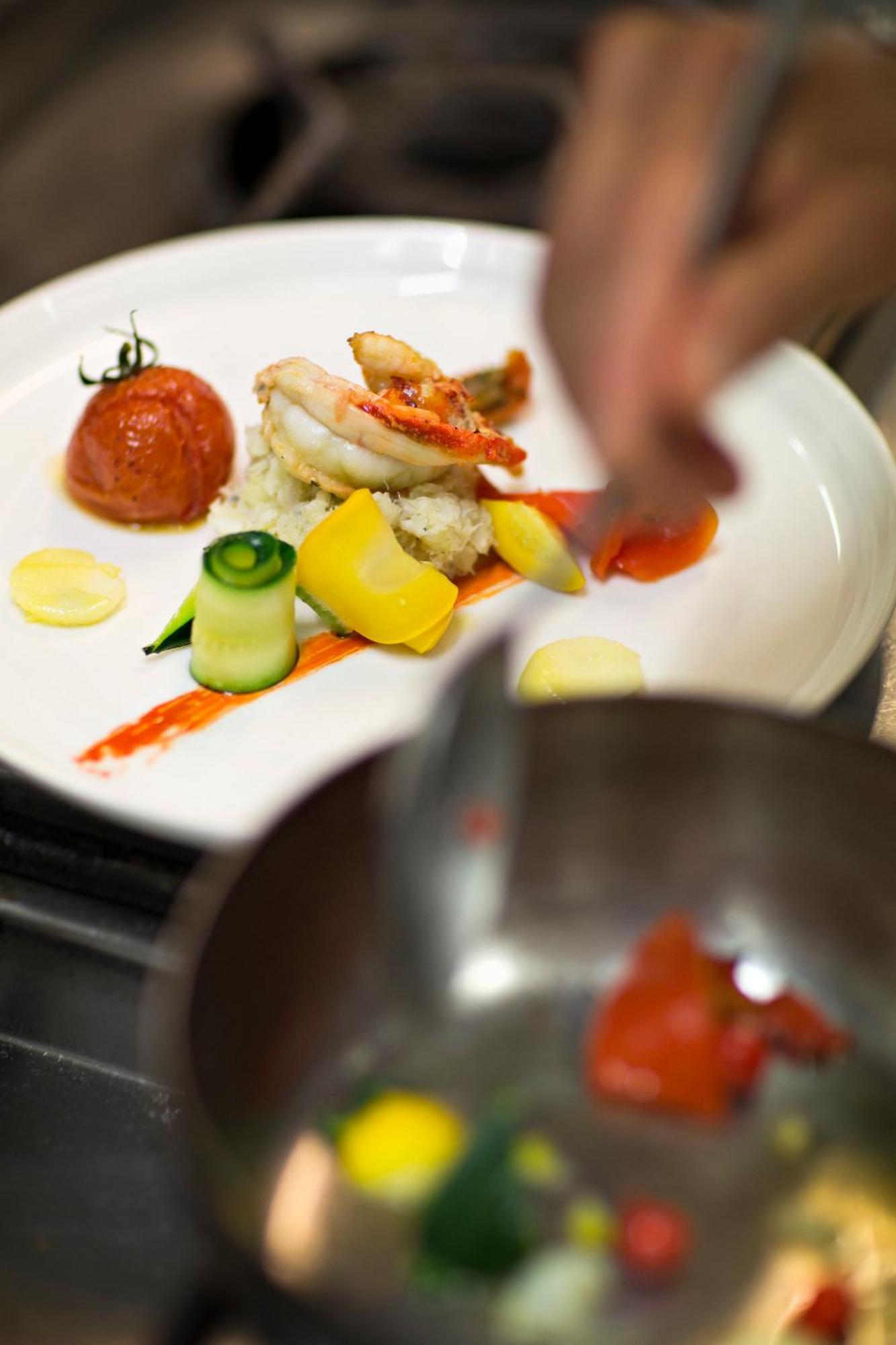 Vichy Célestins Spa Hôtel Exterior foto A chef finishing a plate