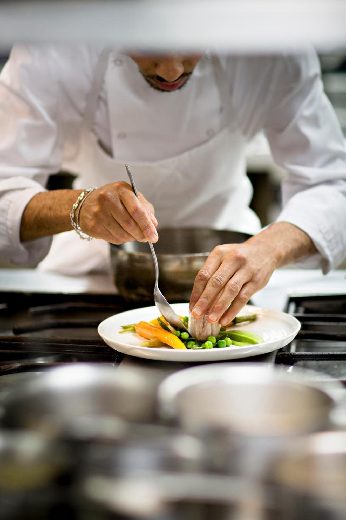 Vichy Célestins Spa Hôtel Exterior foto A chef preparing a plate of food