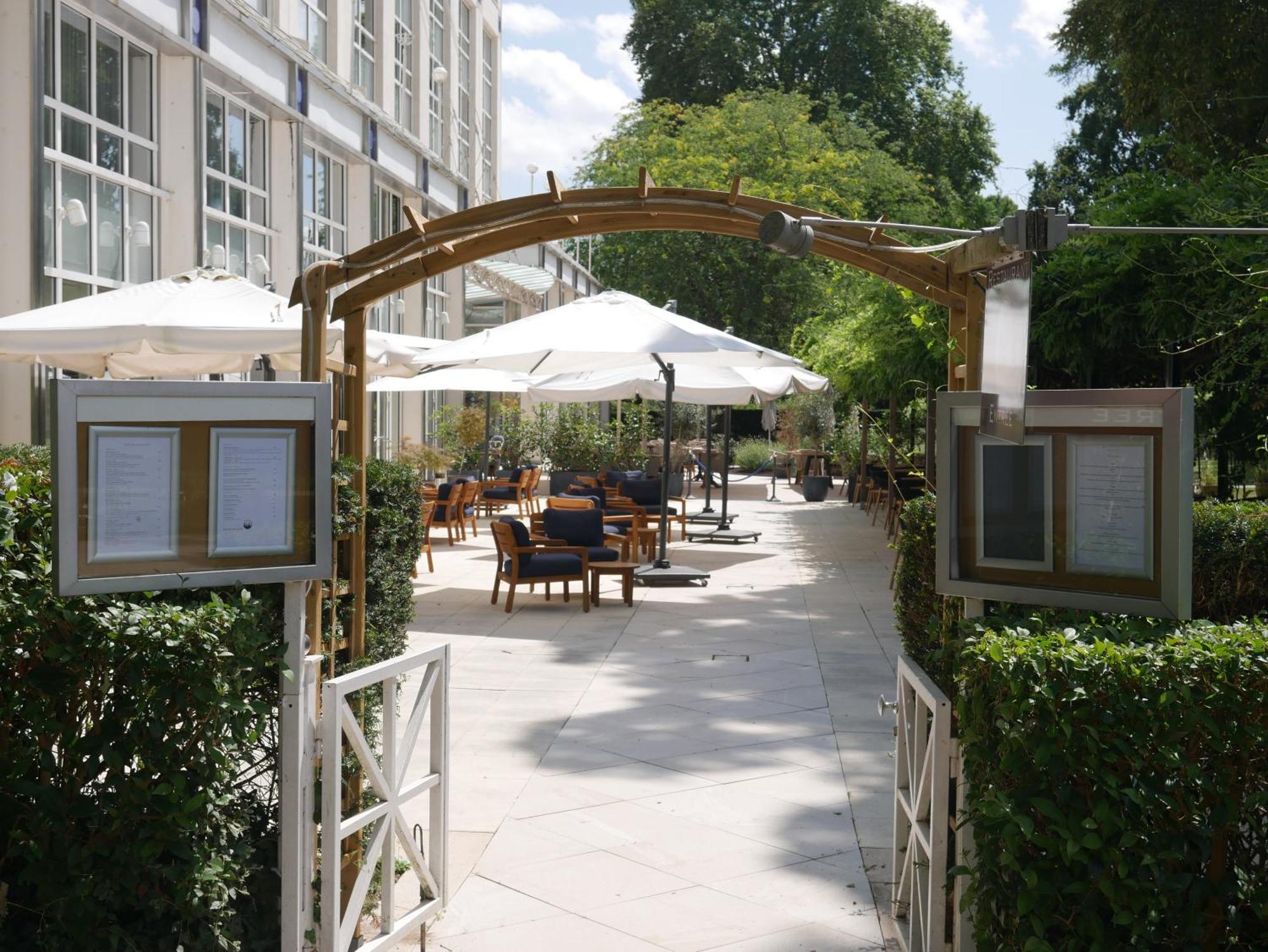 Vichy Célestins Spa Hôtel Exterior foto The courtyard at the London Business School