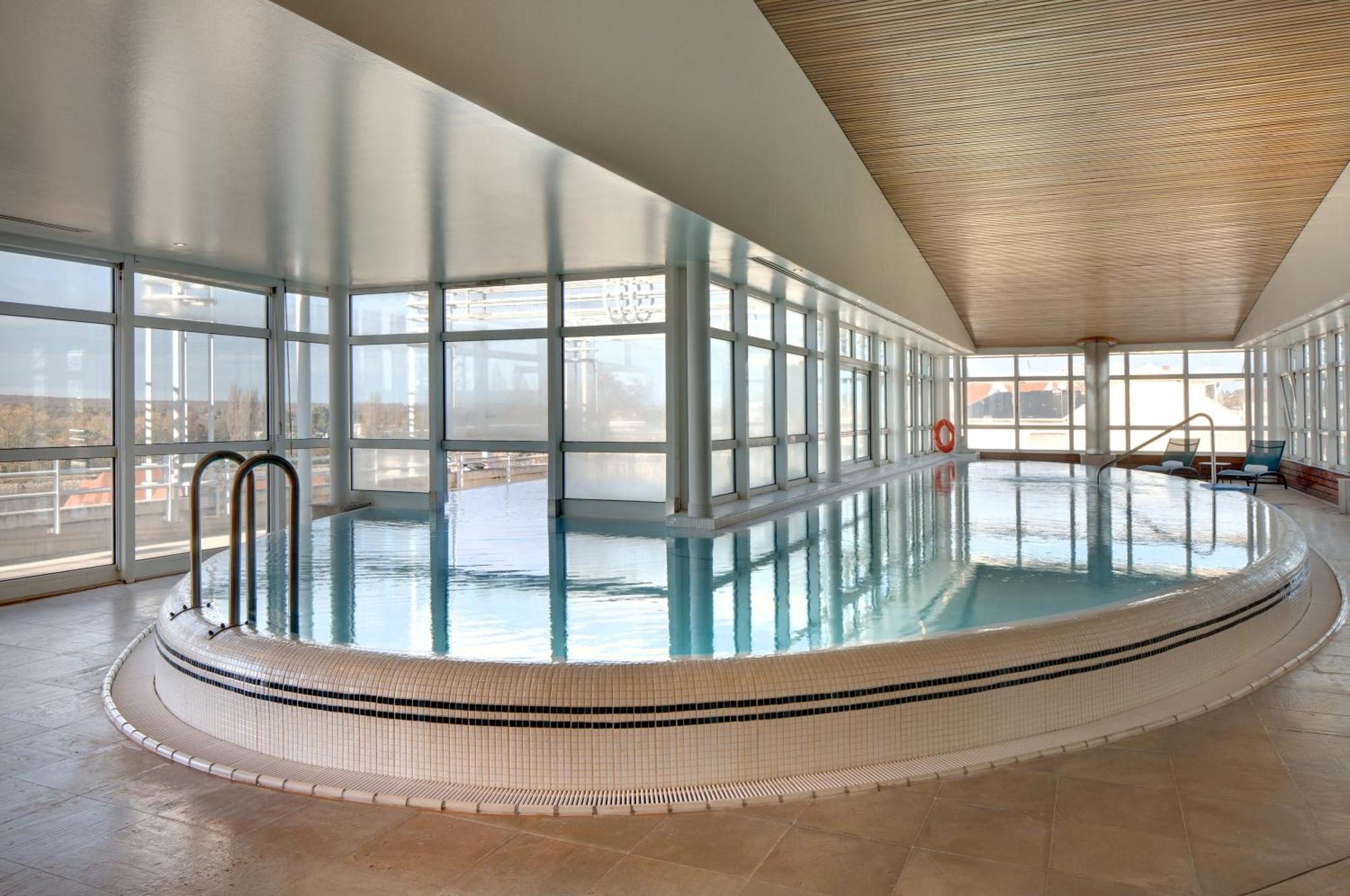 Vichy Célestins Spa Hôtel Exterior foto The swimming pool at the University of Bath