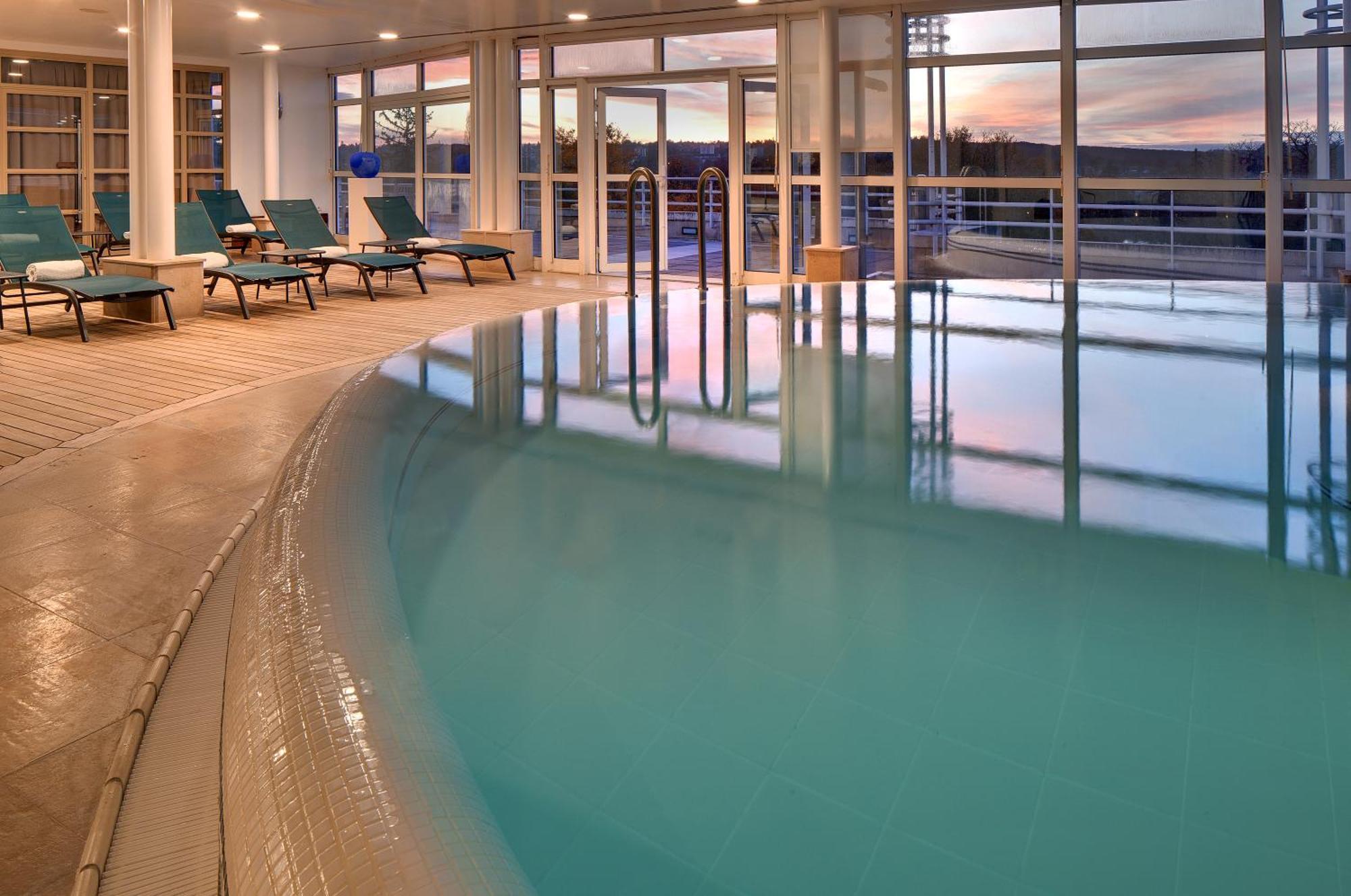 Vichy Célestins Spa Hôtel Exterior foto The pool at the Hotel