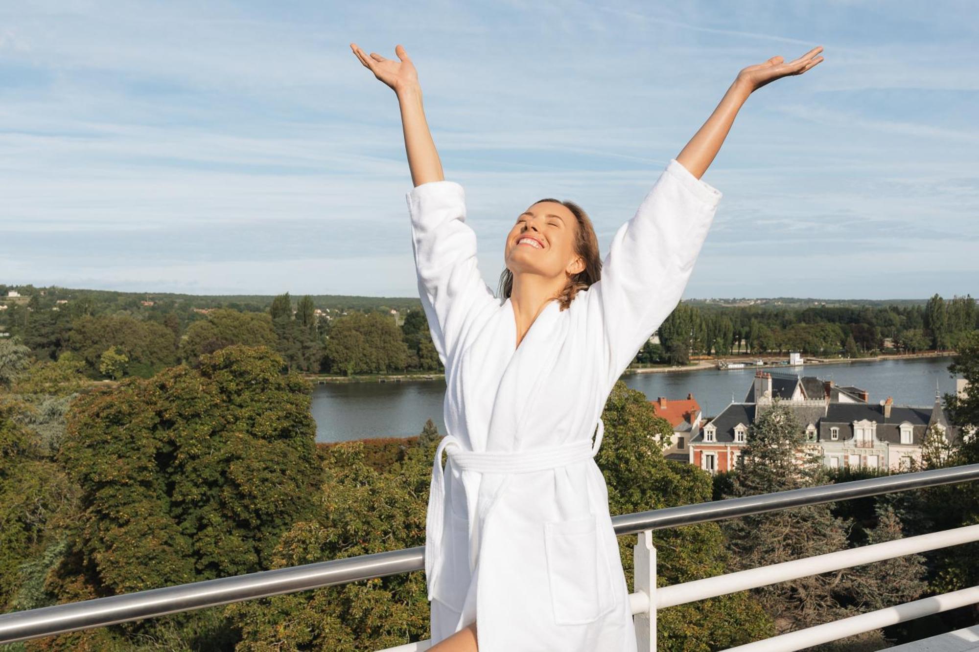 Vichy Célestins Spa Hôtel Exterior foto A woman wearing a bathrobe