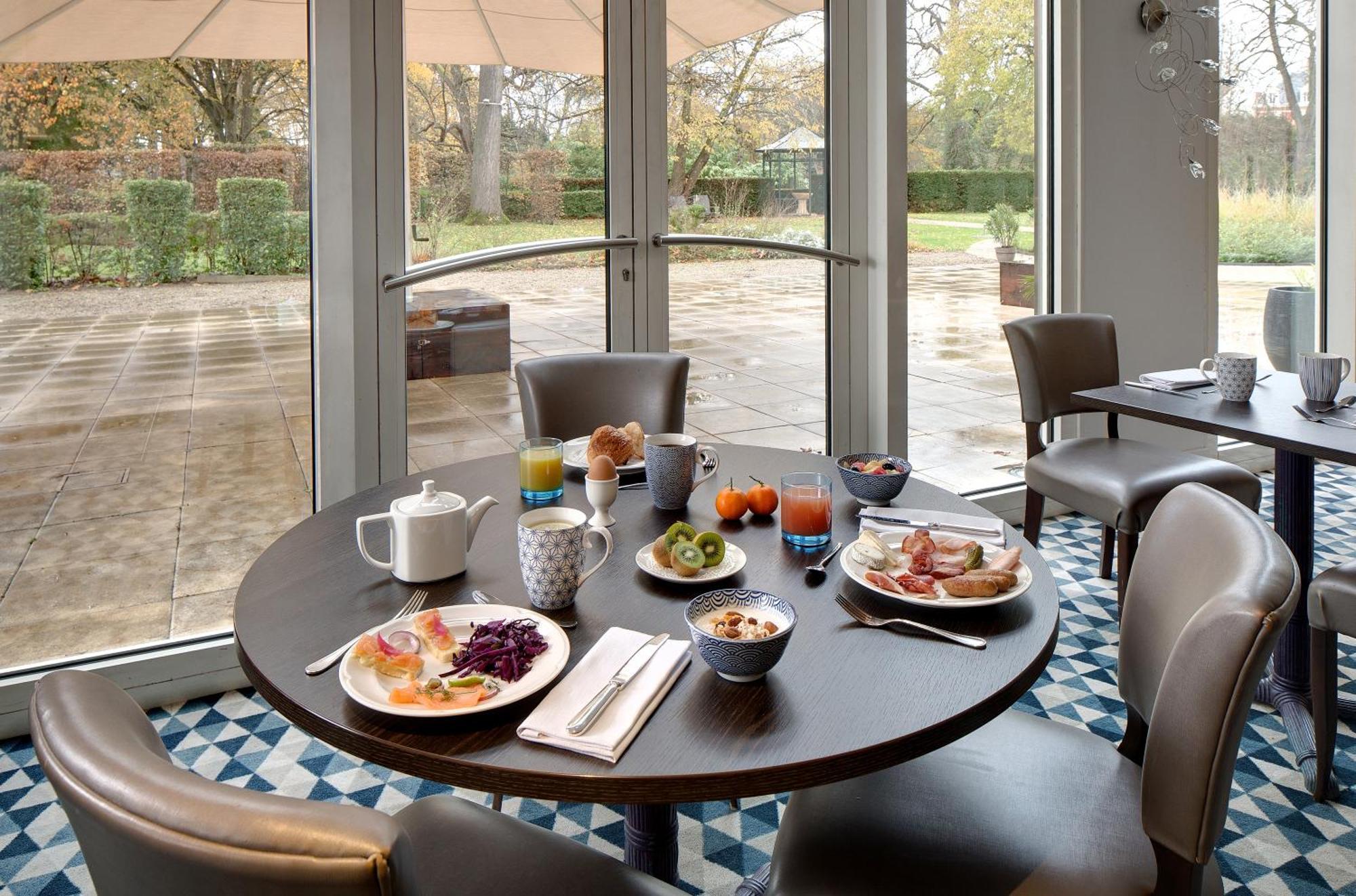 Vichy Célestins Spa Hôtel Exterior foto Breakfast at the hotel