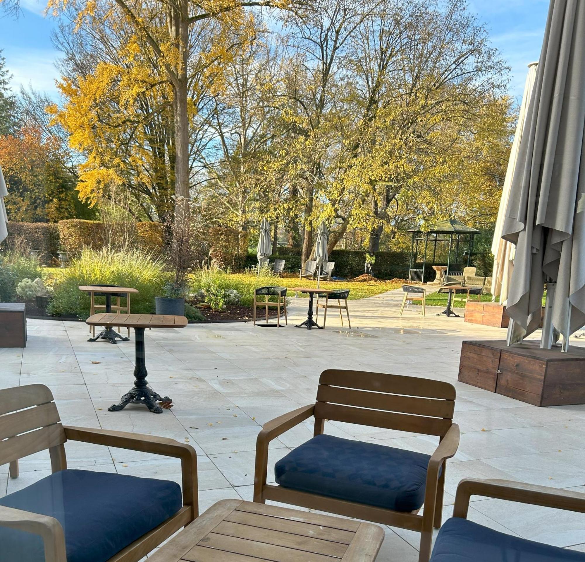 Vichy Célestins Spa Hôtel Exterior foto The garden of the hotel
