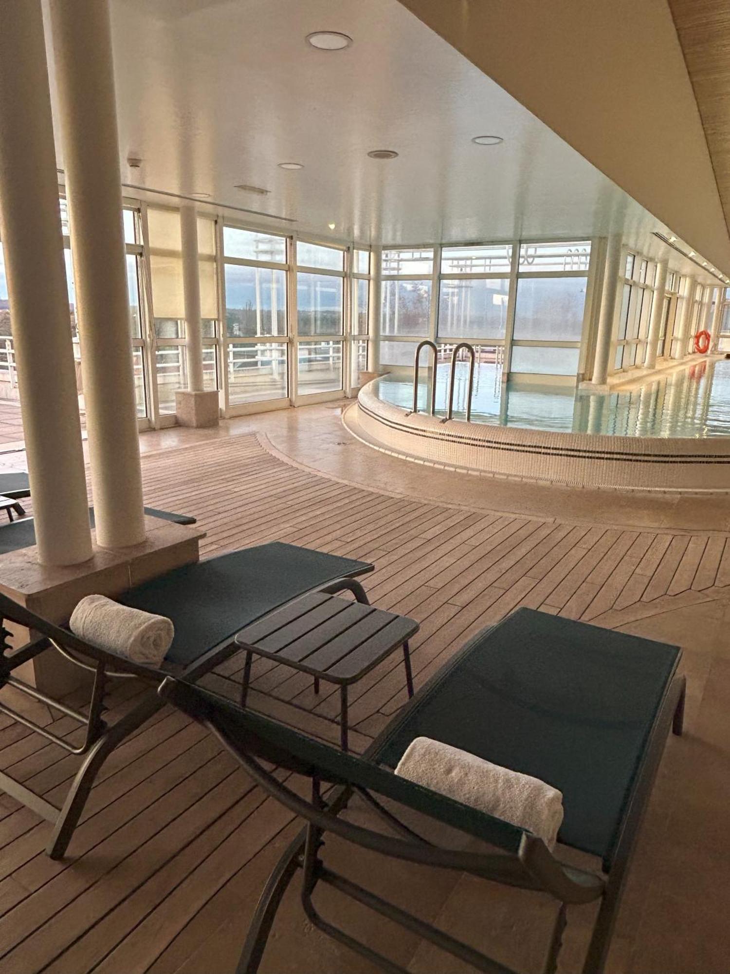 Vichy Célestins Spa Hôtel Exterior foto The swimming pool on board