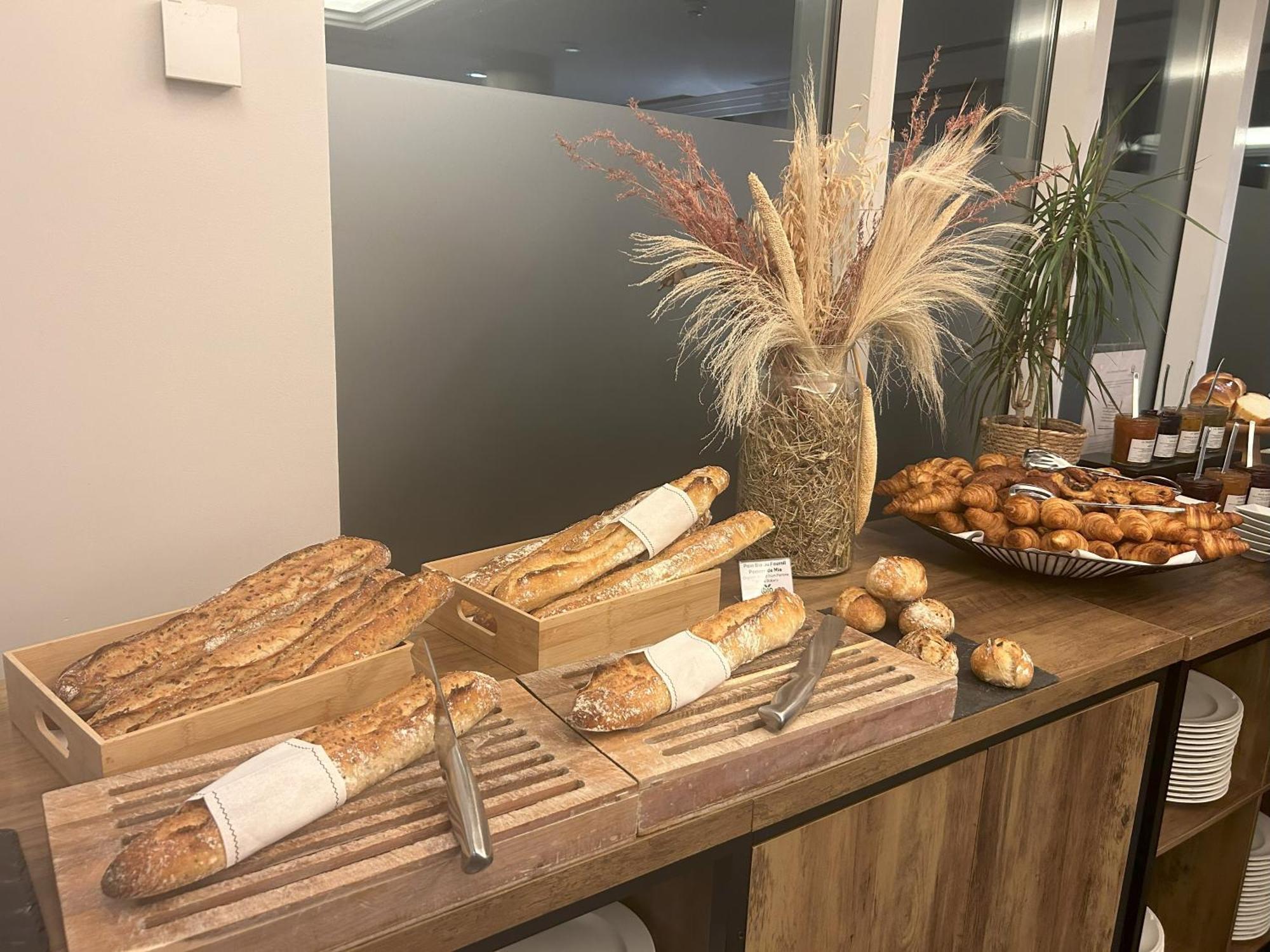 Vichy Célestins Spa Hôtel Exterior foto Bread and pastries at a buffet