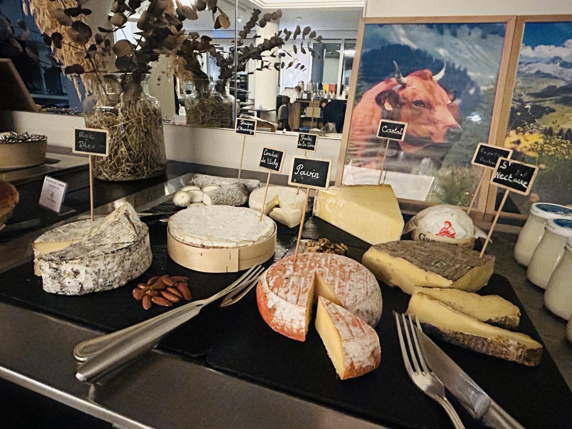Vichy Célestins Spa Hôtel Exterior foto Cheese at the cheese counter